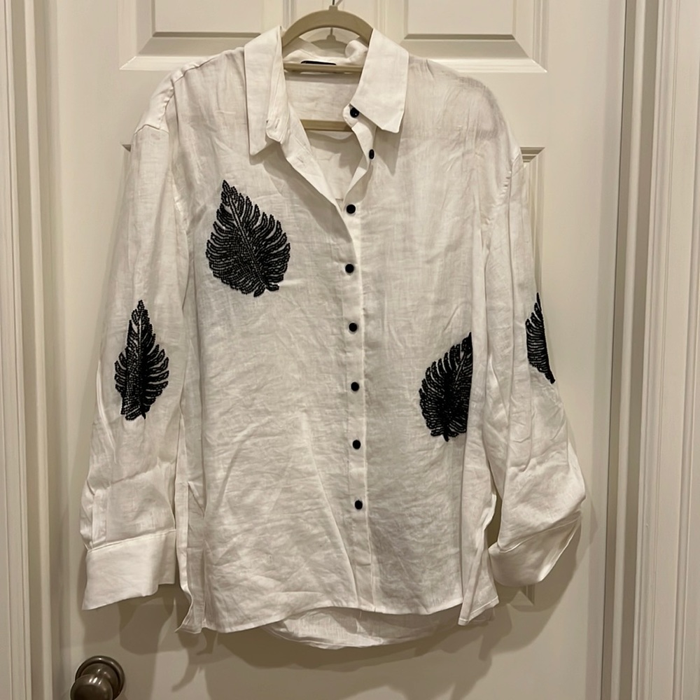 Zara White Button-Up Shirt with Black Leaf Embroidery